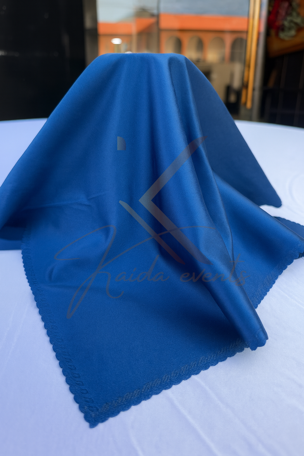 Serviette de table bleu fonce satinée