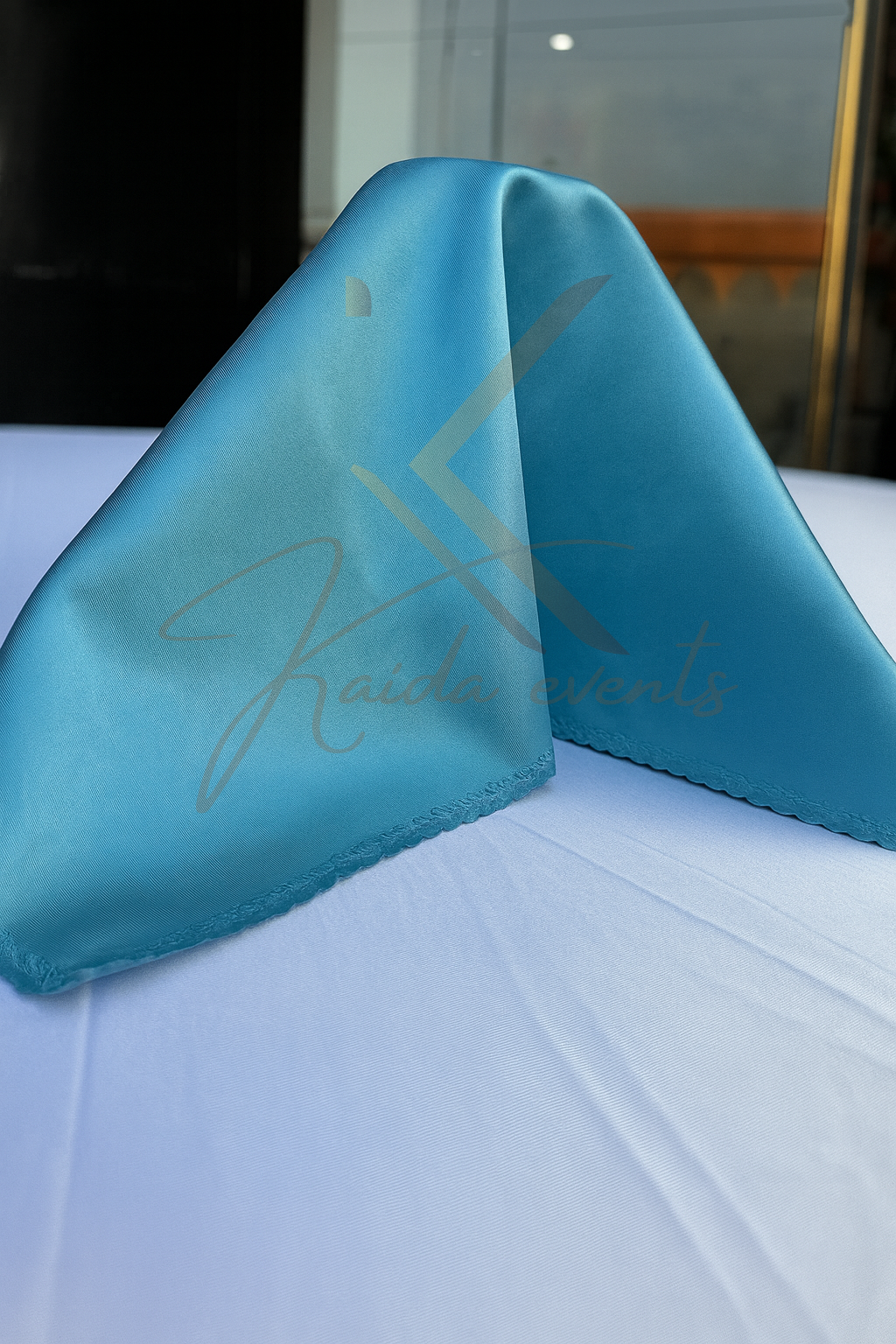 Serviette de table bleu satinée