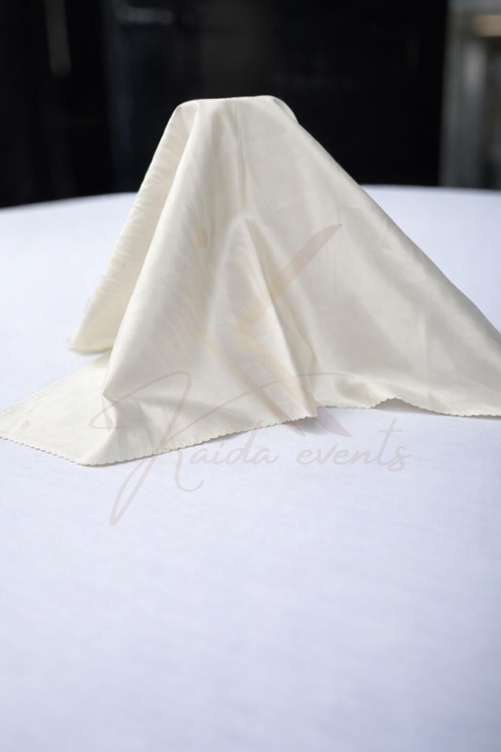 Serviette de table beige satine