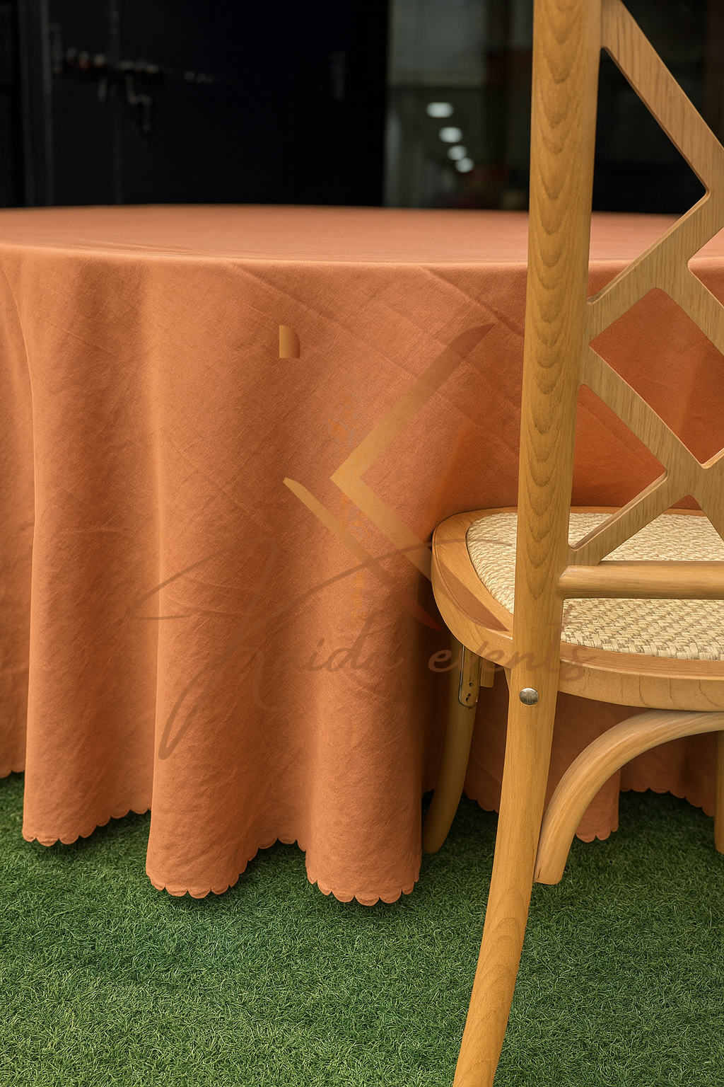 Nappe ronde marron clair sans motif