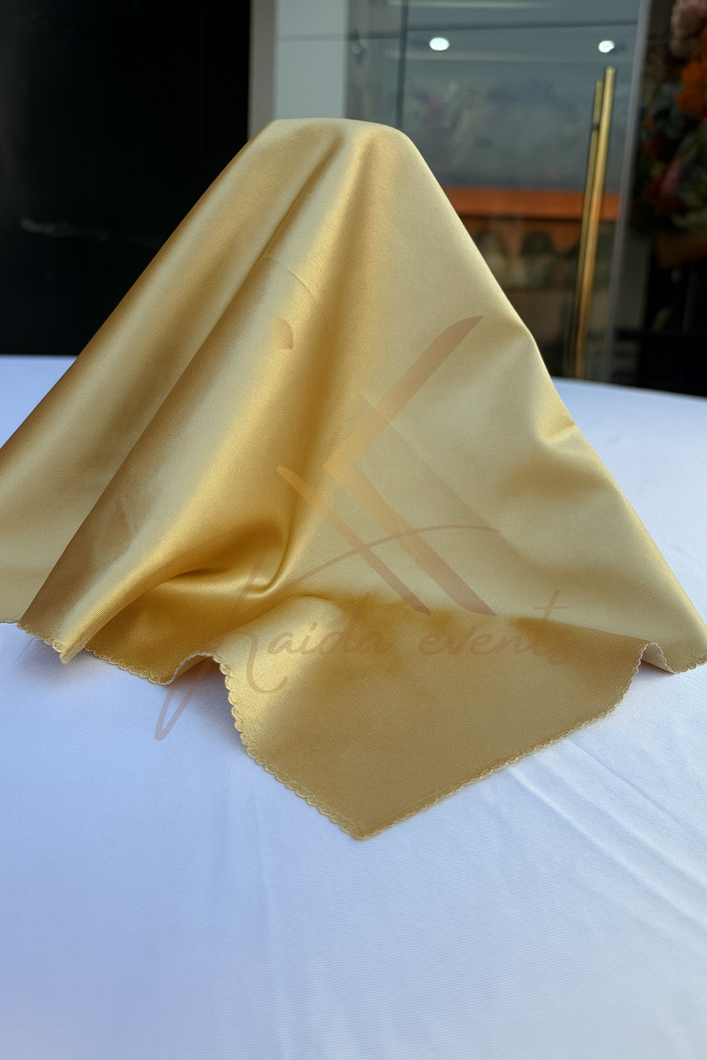 Serviette de table doree satinee